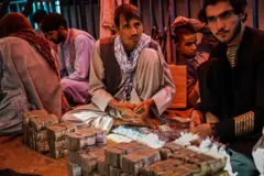 'अफगाणी'नं रुपयाला टाकलं मागे, गरिबी आणि उपासमारीत हे कसं शक्य झालं?
