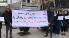 تجمع خانواده‌ها در مقابل وزارت بهداشت 