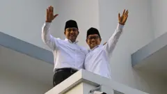 Anies Baswedan dan Muhaimin Iskandar berfoto bersama, melambaikan tangan