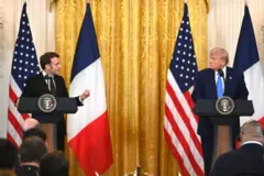 সংবাদ সম্মেলনে দুই নেতা। 