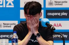 손흥민이 손에 얼굴을 파묻은 채 토트넘과의 이별을 발표하고 있다