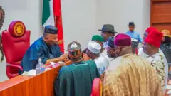 Onyeisioche ụlọomeiwu Sineti Naịjirịa bụ Godswill Akpabio na ndị omeiwu gbakọrọ na-enwe mkparịtaụka