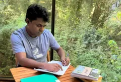 කවියෙකු ලෙස සම්භාවනාවට පත් ව සිටි මහින්ද ප්‍රසාද් මස්ඉඹුල නවකතාකරුවෙකු ලෙස ඇගයුමට පාත්‍ර වන්නේ අතිශය ජනප්‍රියත්වයට පත් වන ඔහුගේ පළමු නවකතාව සෙංකොට්ටං සමගිනි.