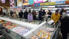 مردم مشغول خرید در شعبه‌ای از فروشگاه‌های زنجیره‌ای شهروند در تهران، پایتخت ایران - ۲۶ دی ۱۴۰۴