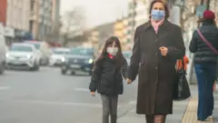 ምስ ኣደኣ እትኸይድ ቈልዓ