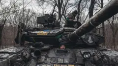 যুদ্ধক্ষেত্রে ট্যাঙ্ক নিয়ে ইউক্রেন বাহিনী