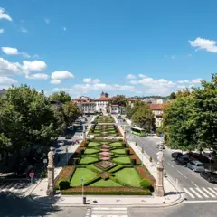 Jardim em Guimarães (Portugal), com casas históricas ao fundo