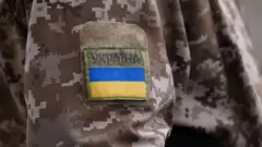zastava ukrajine na rukavu vojnika