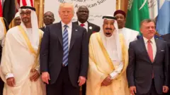 ولي عهد أبو ظبي محمد بن زايد (يسارا)، والرئيس الأمريكي دونالد ترامب (الثاني إلى اليسار)، والعاهل السعودي الملك سلمان بن عبد العزيز آل سعود (الثاني إلى اليمين)، والملك الأردني عبد الله الثاني بن الحسين (إلى اليمين) يقفون لالتقاط صورة تذكارية خلال القمة العربية الإسلامية الأمريكية في مركز الملك عبد العزيز الدولي للمؤتمرات في الرياض، المملكة العربية السعودية في 21 مايو 2017. 