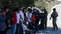 アメリカとメキシコの国境付近で足止めされた移民
