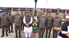 ভারতীয় সেনাবাহিনীর সঙ্গে প্রতিরক্ষামন্ত্রী রাজনাথ সিং। 