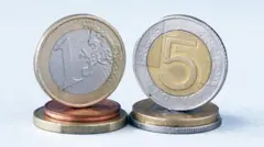Zdjęcie pokazuje monety 5 złotych i 1 euro