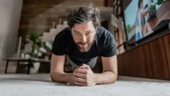 Homem em casa fazendo exercício