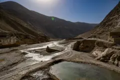 افغانستان له هغو هېوادونو یو بلل کېږي، چې د اقلیمي بدلون له کبله له اوږدو وچکالیو او سختو اورښتونو سره مخامخ دی.