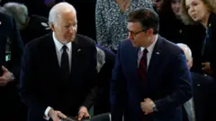 アメリカのバイデン大統領（左）とジョンソン下院議長
