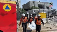 الدفاع المدني في غزة ينتشل جثث قتلى 