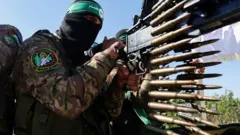 Pasukan Palestina dari sayap bersenjata Hamas mengambil bagian dalam parade militer untuk menandai peringatan perang tahun 2014 dengan Israel di Jalur Gaza pada 19 Juli 2023.