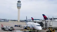 Avião no aeroporto internacional de Atlanta, na Geórgia.