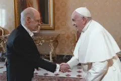 Embaixador Everton Vieira Vargas e Papa Francisco se cumprimentam