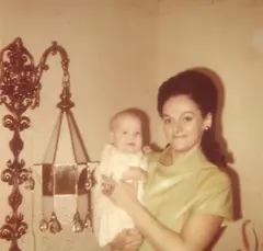 A mãe adotiva de Val, com a bebê nos braços