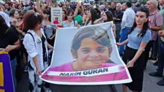 Protestocular Narin Güran'ın fotoğrafının olduğu pankartı taşıyor (16 Eylül 2024)