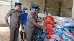 ලොරි රථයක තිබී හෙරෝයින්ස් අහ අයිස් බවට සැකකරෙන මත්ද්‍රව්‍ය කිලෝග්‍රෑම් 705කට ආසන්න ප්‍රමාණයක් සහ ගිනි අවි 06ක් පොලිසියට හමුවිය.