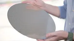 Mãos segurando 'wafer'