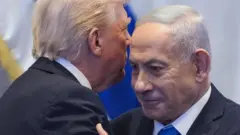 الرئيس الأمريكي دونالد ترامب يهمس في أذن رئيس الوزراء الإسرائيلي بنيامين نتنياهو داخل البرلمان الإسرائيلي (الكنيست)