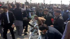هواداران عمران خان مقابل دادگاه تجمع کردند