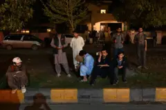 Pakistan'ın İslamabad kentinde çok sayıda kişi sarsıntının ardından sokakta beklemeye başladı