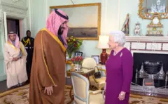 م﻿حمد بن سلمان هفت ماه قبل از قتل جمال خاشقجی به بریتانیا سفر کرد و در این سفر با ملکه الیزابت دوم نیز دیدار کرد