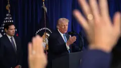 ABD Başkanı Donald Trump ve Dışişleri Bakanı Marco Rubio basın toplantısında görülüyor.