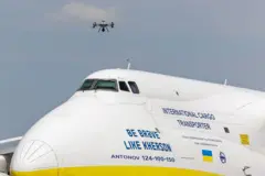 Поліцейський дрон злітає поруч з українським вантажним літаком в аеропорту Лейпциг/Галле 5 серпня 2026 року поблизу Лейпцига, Німеччина. Повідомляється, що працівники аеропорту вчора виявили дрон на злітній смузі біля літака "Антонов" в аеропорту, оснащеного детонатором вибухівки та невстановленою речовиною. Крім того, вантажний літак DHL, який вилетів з аеропорту пізно вчора ввечері, зіткнувся з невеликим об'єктом, що завдало йому незначних пошкоджень. (Фото Єнса Шлютера/Getty Images)