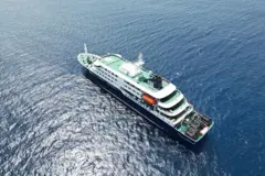 Crucero en el medio del mar