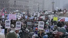 Manifestantes se reúnem na Michigan Avenue, em Chicago, durante forte nevasca, para protestar contra o Serviço de Imigração e Alfândega dos EUA (ICE)