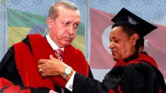 Pirezidantiin Turkii Rasiip Erdohaan Pirezidantii duraanii Itoophiyaa Dr. Mulaatuu tashomeerraa dktora kabajaa yeroo fudhatanitti.