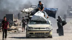 Палестинцы бегут со своим имуществом на юг Газы из-за интенсивных израильских атак на север сектора Газа, Дейр-эль-Балах, Газа, 2 октября 2025 года