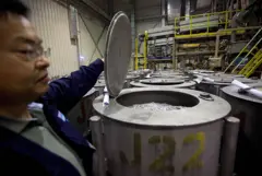 Un funcionario abre un contenedor con neodimio en la fábrica Neo Material Technologies Inc.'s Magnequench, en Tianjin, China