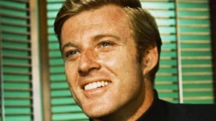 На фотографии Роберту Редфорду около 20 лет. Он лучезарно улыбается.