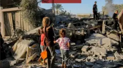 Waraana waggaa tokkoof tureen lammiileen Gaazaa miiliyoona lama ta’an qe’ee isaanii irraa buqqa’aniiru, Daa'imman heddus maatii malee hafan.