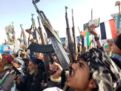 أنصار الحوثي يهتفون بالشعارات ويرفعون أسلحتهم خلال احتجاج مناهض للولايات المتحدة وإسرائيل في صنعاء
