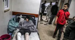 ग़ज़ा के एक अस्पताल में इलाज कराता एक घायल