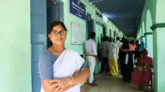 Kathija tana tsaye a gaban asibitin da take aiki