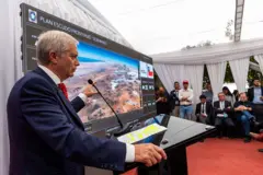 Kast fala em uma coletiva de imprensa ao lado de imagens aéreas para apresentar suas propostas de segurança nas fronteiras e contra a imigração irregular no Chile.