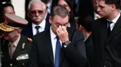El jefe de gabinete argentino, Manuel Adorni, hace un gesto durante una ceremonia para conmemorar el 44.º aniversario de la Guerra de las Malvinas en la Plaza San Martín, el 2 de abril de 2026, en Buenos Aires, Argentina.