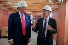 Donald Trump y Jerome Powell en una visita del presidente a la sede de la Fed en reconstrucción