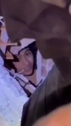 Fabiana, una niña venezolana de 12 años, mira a la cámara sonriendo.