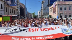 DİSK Genel İş Sendikası'na bağlı işçiler "Eşit işe, eşit ücret" pankartıyla yürüyor