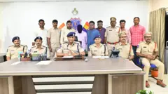 నిందితుడు గురుమూర్తితో పోలీసులు