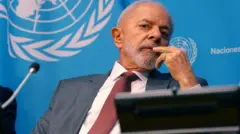 Lula com expressãoimagem de roleta para imprimirpreocupação durante entrevista coletiva na ONU